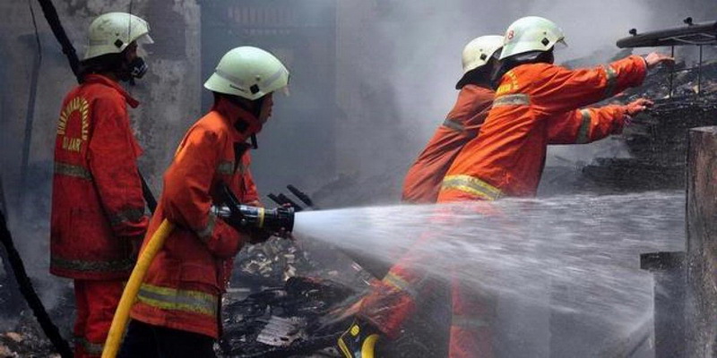 Dua Rumah Petak di Belakang Kantor Sarpras Polda Riau Terbakar